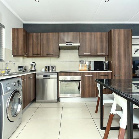 Epic Lifestyle Apartment Sandton Joanesburgo Exterior foto